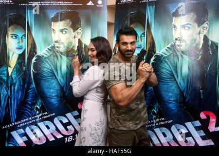 Bollywood-Schauspieler John Abraham und Sonakshi Sinha beim Start Trailer des Films Force 2 in Mumbai Stockfoto