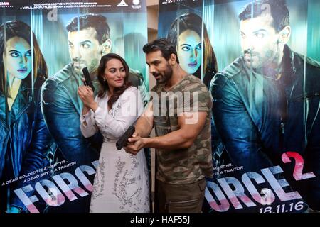 Bollywood-Schauspieler John Abraham und Sonakshi Sinha beim Start Trailer des Films Force 2 in Mumbai Stockfoto