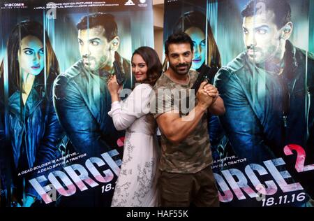 Bollywood-Schauspieler John Abraham und Sonakshi Sinha beim Start Trailer des Films Force 2 in Mumbai Stockfoto