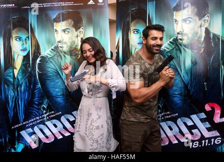 Bollywood-Schauspieler John Abraham und Sonakshi Sinha beim Start Trailer des Films Force 2 in Mumbai Stockfoto