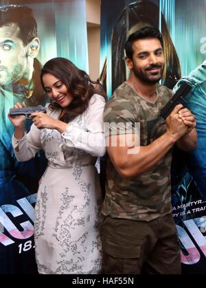 Bollywood-Schauspieler John Abraham und Sonakshi Sinha beim Start Trailer des Films Force 2 in Mumbai Stockfoto