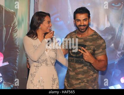 Bollywood-Schauspieler John Abraham und Sonakshi Sinha beim Start Trailer des Films Force 2 in Mumbai Stockfoto