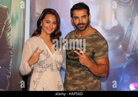 Bollywood-Schauspieler John Abraham und Sonakshi Sinha beim Start Trailer des Films Force 2 in Mumbai Stockfoto