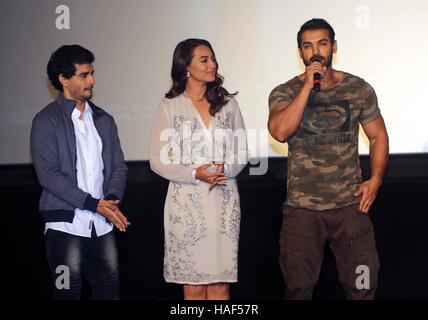 Bollywood-Schauspieler Tahir Raj Bhasin, John Abraham und Sonakshi Sinha beim Start Trailer des Films Force 2 in Mumbai Stockfoto