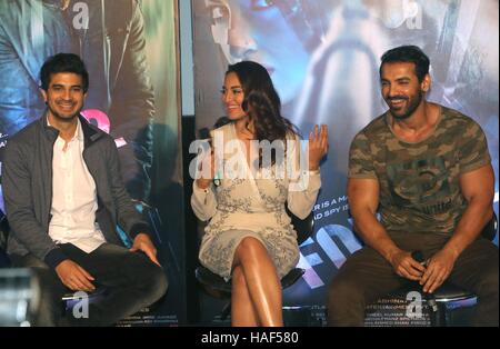 Bollywood-Schauspieler Tahir Raj Bhasin, John Abraham und Sonakshi Sinha beim Start Trailer des Films Force 2 in Mumbai Stockfoto