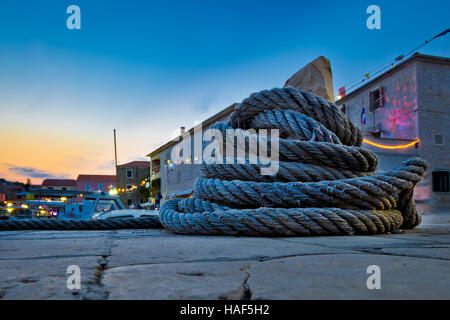 Wunde Boot Seil am Liegeplatz Poller Abend Blick, mediterranes Dorf Stockfoto