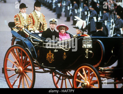 Prinz Charles und Prinzessin Diana-Welle um die Massen während ihrer Prozessionsstraße fahren durch London in einem offenen Wagen nach die Ankunft der Königin Beatrix und Prinz Claus der Niederlande auf ihren Besuch in Großbritannien. Stockfoto