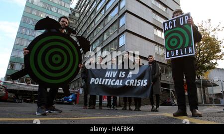 Mitglieder des Arbeitskreises Act UP Dublin LGBT-Aktivisten protestieren außerhalb des Gesundheitsministeriums in Dublin am Vorabend des Welt-Aids-Tages, den Aufstieg der neuen HIV-Fälle in Irland hervorzuheben. Stockfoto