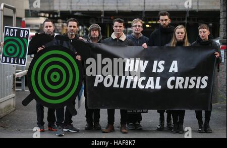 Mitglieder des Arbeitskreises Act UP Dublin LGBT-Aktivisten protestieren außerhalb des Gesundheitsministeriums in Dublin am Vorabend des Welt-Aids-Tages, den Aufstieg der neuen HIV-Fälle in Irland hervorzuheben. Stockfoto