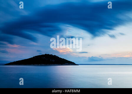 Sturm über Veli Osir Insel bei Sonnenaufgang, wechselte von Zaosiri Strand, Cunski auf Insel Losinj, Kroatien gesehen. Stockfoto