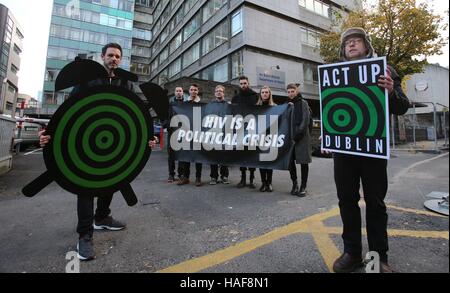 Mitglieder des Arbeitskreises Act UP Dublin LGBT-Aktivisten protestieren außerhalb des Gesundheitsministeriums in Dublin am Vorabend des Welt-Aids-Tages, den Aufstieg der neuen HIV-Fälle in Irland hervorzuheben. Stockfoto