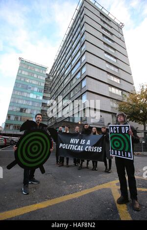 Mitglieder des Arbeitskreises Act UP Dublin LGBT-Aktivisten protestieren außerhalb des Gesundheitsministeriums in Dublin am Vorabend des Welt-Aids-Tages, den Aufstieg der neuen HIV-Fälle in Irland hervorzuheben. Stockfoto