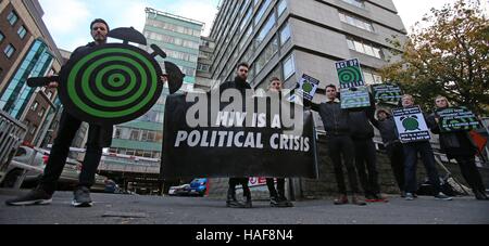 Mitglieder des Arbeitskreises Act UP Dublin LGBT-Aktivisten protestieren außerhalb des Gesundheitsministeriums in Dublin am Vorabend des Welt-Aids-Tages, den Aufstieg der neuen HIV-Fälle in Irland hervorzuheben. Stockfoto