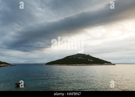 Das weiche Morgenlicht leuchtet das Meer rund um Veli Osir und Mali Osir Inseln, Insel Losinj, Kroatien. Gesehen vom Zaosiri Strand in Cunski, eine kleine Stockfoto