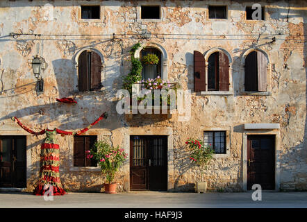 Verwitterte Fassade des alten Haus am Hauptplatz von Pula in Istrien, Kroatien, Europa Stockfoto