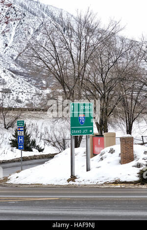 Direktionale Verkehrszeichen für Interstate 70, Colorado Highway 82 und ein Krankenhaus in Glenwood Springs, Colorado, an einem Wintertag. Stockfoto