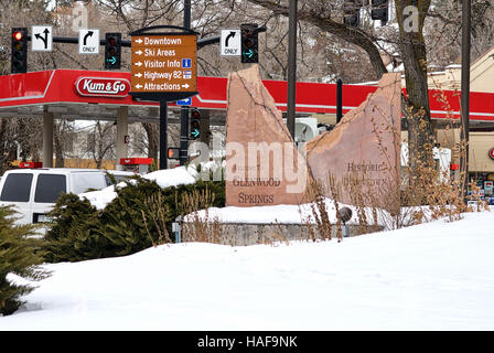 Ein "Willkommen in Glenwood Springs" Rock-Zeichen begrüßt Besucher in Glenwood Springs, Colorado, an einem verschneiten, Wintertag. Stockfoto