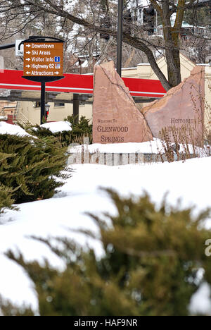 Ein "Willkommen in Glenwood Springs" Rock-Zeichen empfängt die Besucher in Glenwood Springs, Colorado, in einem Stadtpark. Stockfoto