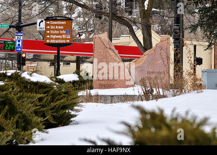 Ein "Willkommen in Glenwood Springs" Rock-Zeichen empfängt die Besucher in Glenwood Springs, Colorado. Stockfoto