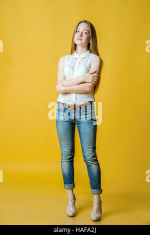 In voller Länge Portrait einer Frau in lässigen Tuch ansehen Stockfoto