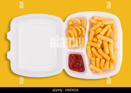 Draufsicht der Junk-Food Zutaten und ein Dip Ketchup in einem weißen wegnehmen Verpackungsschachtel auf gelbem Hintergrund, Kalorien-Konzept Stockfoto