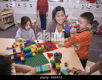 Junge Kinder bauen mit Lego-Bausteine in einem Kindergarten in Manhattan, im Stadtteil Chinatown auf der Lower East Side. Stockfoto