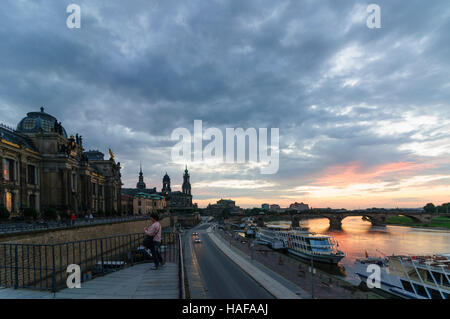 Dresden: Brühlsches Terrasse mit Gebäude für den sächsischen Kunstverein, Sekundogenitur, das State House, der Kathedrale und der Oper Semperoper, Sachsen, Saxo Stockfoto