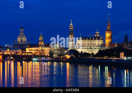 Dresden: Brücke über den Fluss Elbe, Gebäude für sächsische Kunstakademie ("Zitronenpresse"), Frauenkirche, Augustusbrücke Repräsentantenhaus, Domstadt Stockfoto