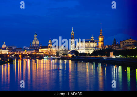 Dresden: Brücke über den Fluss Elbe, Gebäude für sächsische Kunstakademie ("Zitronenpresse"), Frauenkirche, Augustusbrücke Repräsentantenhaus, Domstadt Stockfoto