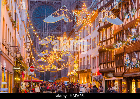 Touristen durch die Straßen von Straßburg in der Weihnachtszeit, Weinstraße, Elsass, Bas-Rhin, Frankreich. Stockfoto