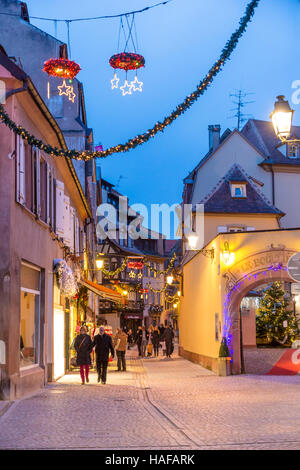 Touristen durch die Straßen von Straßburg in der Weihnachtszeit, Weinstraße, Elsass, Bas-Rhin, Frankreich. Stockfoto