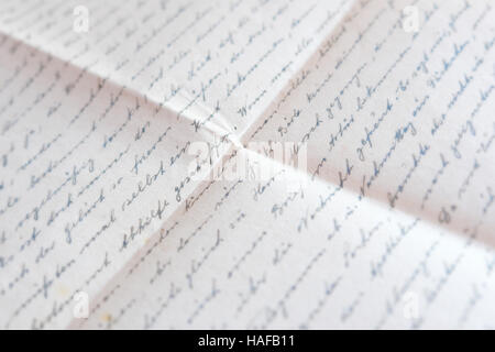 handschriftlicher Text auf Papier gefaltet - alte Post / Brief Stockfoto