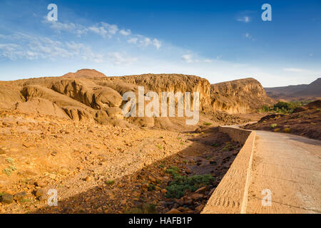 Geologisch sehr interessantes Land über Fint Oase nahe der Stadt Ouarzazate in Marokko Stockfoto