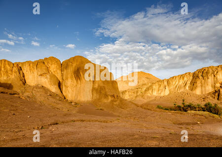 Geologisch sehr interessantes Land über Fint Oase nahe der Stadt Ouarzazate in Marokko Stockfoto