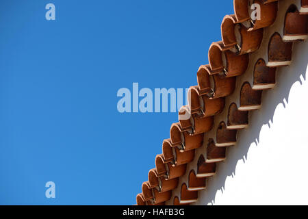 Vintage Dachziegel, blauer Himmel, Textfreiraum - Überdachung Stockfoto