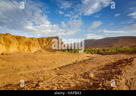 Geologisch sehr interessantes Land über Fint Oase nahe der Stadt Ouarzazate in Marokko Stockfoto