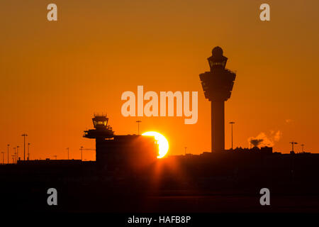 Amsterdam-Schiphol Flughafen Sonnenuntergang bei klarem Himmel Stockfoto