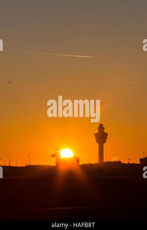 Amsterdam-Schiphol Flughafen Sonnenuntergang bei klarem Himmel mit Flugzeugen (mit Flare) Stockfoto