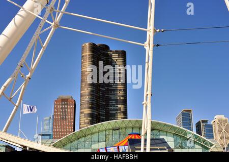 Die upscale Lake Point Tower und der Chicago Cubs W Flagge als durch die sich drehenden Riesenrad auf Chicago's Navy Pier gesehen. Chicago, Illinois, USA. Stockfoto