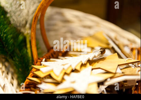 Weihnachten Tannenbaum und Sterne alte Spielzeuge aus Holz im Korb brennende Kerzen, Boxen, Kugeln, Pinienzapfen, Walnüsse, Branchesin Hintergrund andere Dekorationen-Girlanden. Textfreiraum. Stockfoto