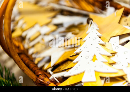 Weihnachten Tannenbaum und Sterne alte Spielzeuge aus Holz im Korb brennende Kerzen, Boxen, Kugeln, Pinienzapfen, Walnüsse, Branchesin Hintergrund andere Dekorationen-Girlanden. Textfreiraum. Stockfoto