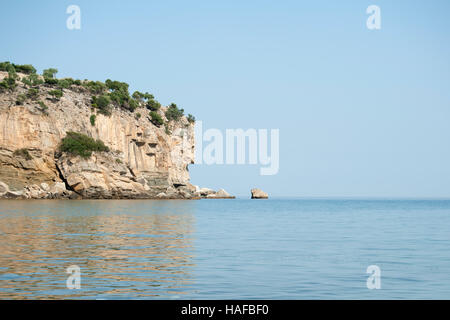 Gesichter in die Klippen ragen ins Meer, Insel Thassos, Griechenland Stockfoto