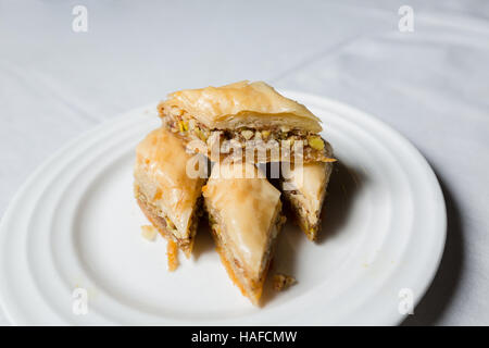 Nahaufnahme von Baklava, ein Dessert mit Blätterteig und gehackten Nüssen und Zuckersirup. Es ist ein beliebtes türkisches dessert Stockfoto