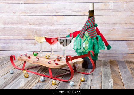 Wein Flug mit bunten Weihnachtsschmuck Stockfoto