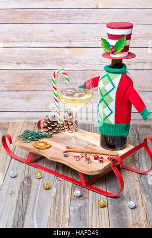 Glas Weißwein mit Weihnachtsschmuck Stockfoto