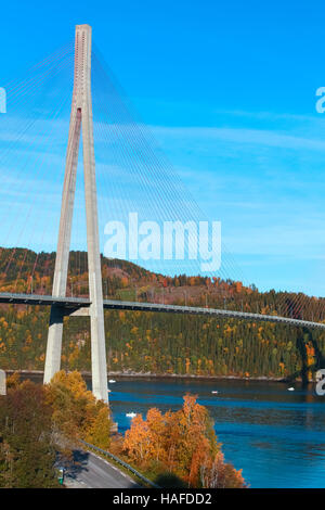 Moderne Schrägseilbrücke in Norwegen, vertikale Foto Stockfoto