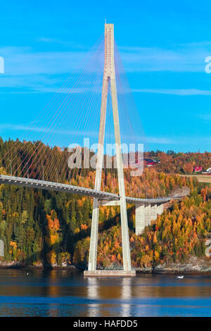 Moderne Schrägseilbrücke in Norwegen, vertikale Foto von Skarnsund Bridge Stockfoto