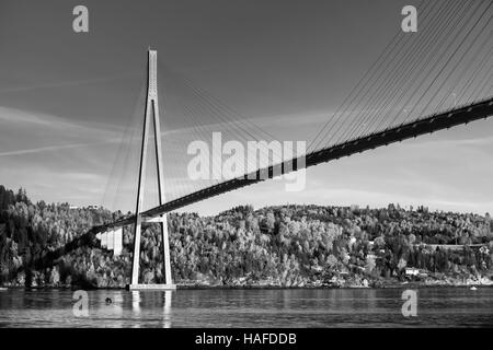 Schwarz / weiß Foto von Skarnsund Bridge, moderne Automobil Schrägseilbrücke in Norwegen Stockfoto