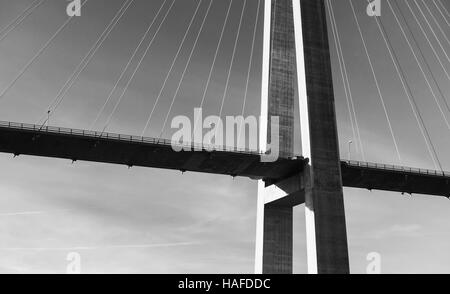 Schwarz / weiß Foto von modernen Automobil Schrägseilbrücke in Norwegen Stockfoto