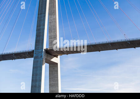 Skarnsund Bridge Fragment, moderne Automobil Schrägseilbrücke in Norwegen Stockfoto